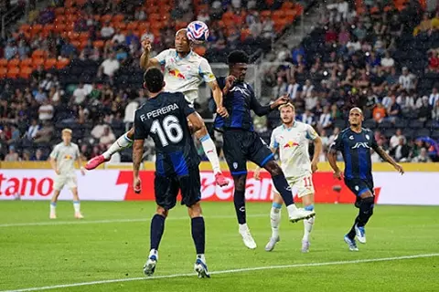 مباراة استمرت نحو 3 ساعات ونصف.. ريد بول سالزبورج يتفوق على باتشوكا في مونديال الأندية